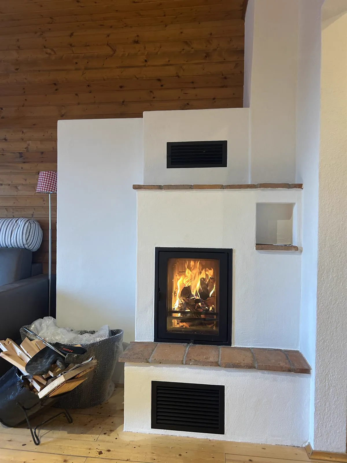 Moderner Kachelofen mit Feuer