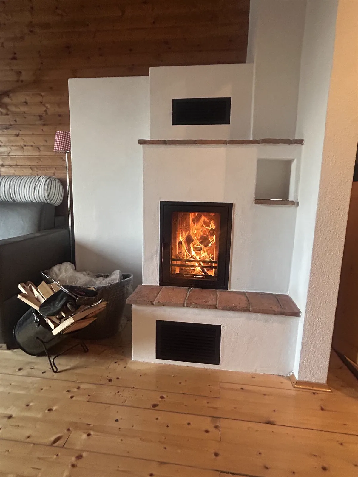 Kachelofen in holzvert&auml;felter Stube