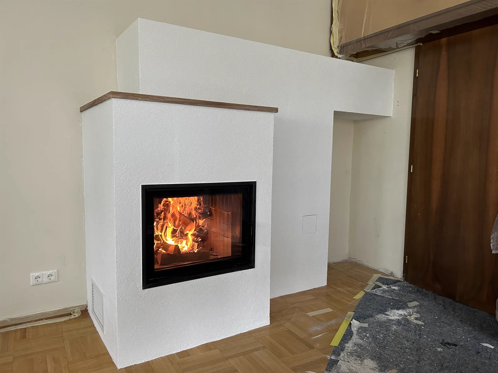 Moderner Eckkamin mit Feuer