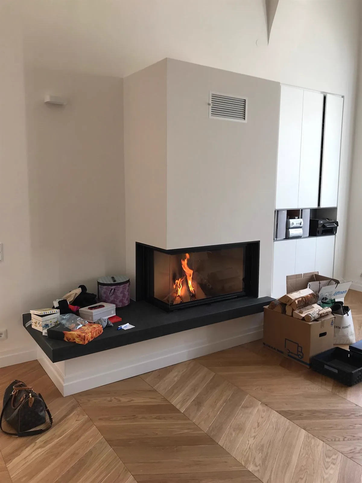 Moderner Eckkamin mit Feuer