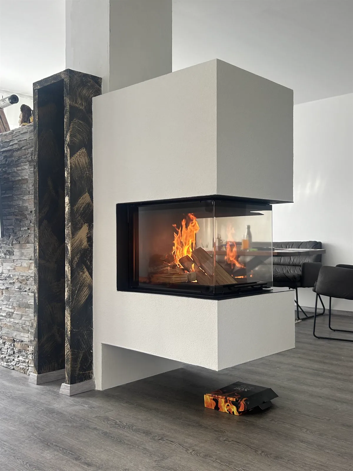 Kamin mit Feuer im Wohnraum